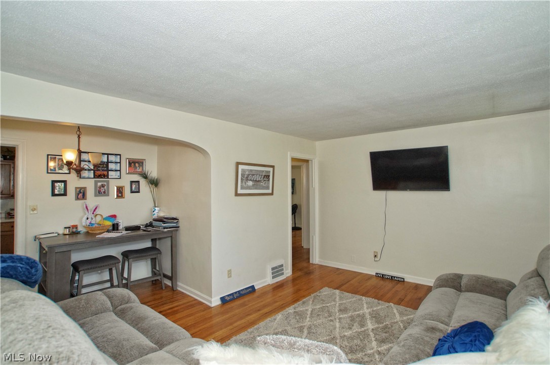 4218 Ellison Road Cleveland, OH 44121 - Photo 5 of 31