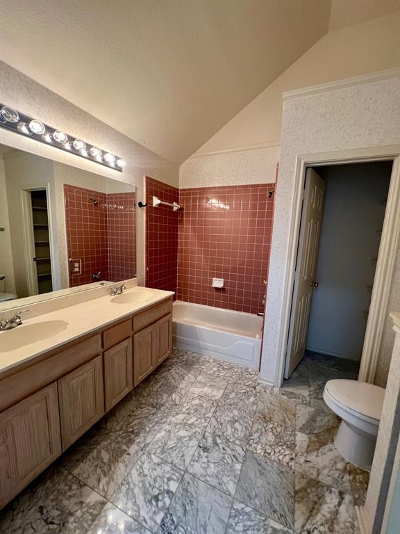 1348 Riley Drive Carrollton, TX 75007 - Photo 8 of 11 a spacious bathroom with a large mirror