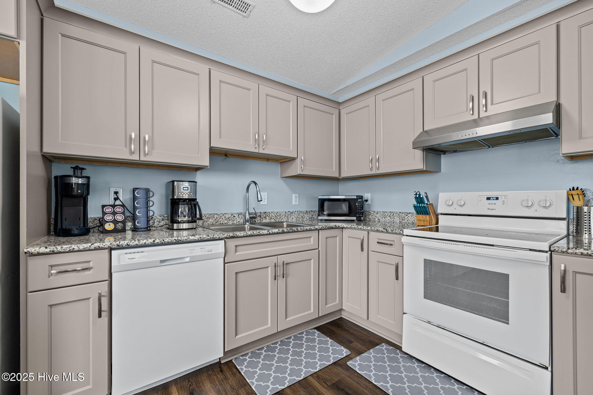 303 Osprey Ridge Drive Emerald Isle, NC 28594 - Photo 9 of 50 Kitchen