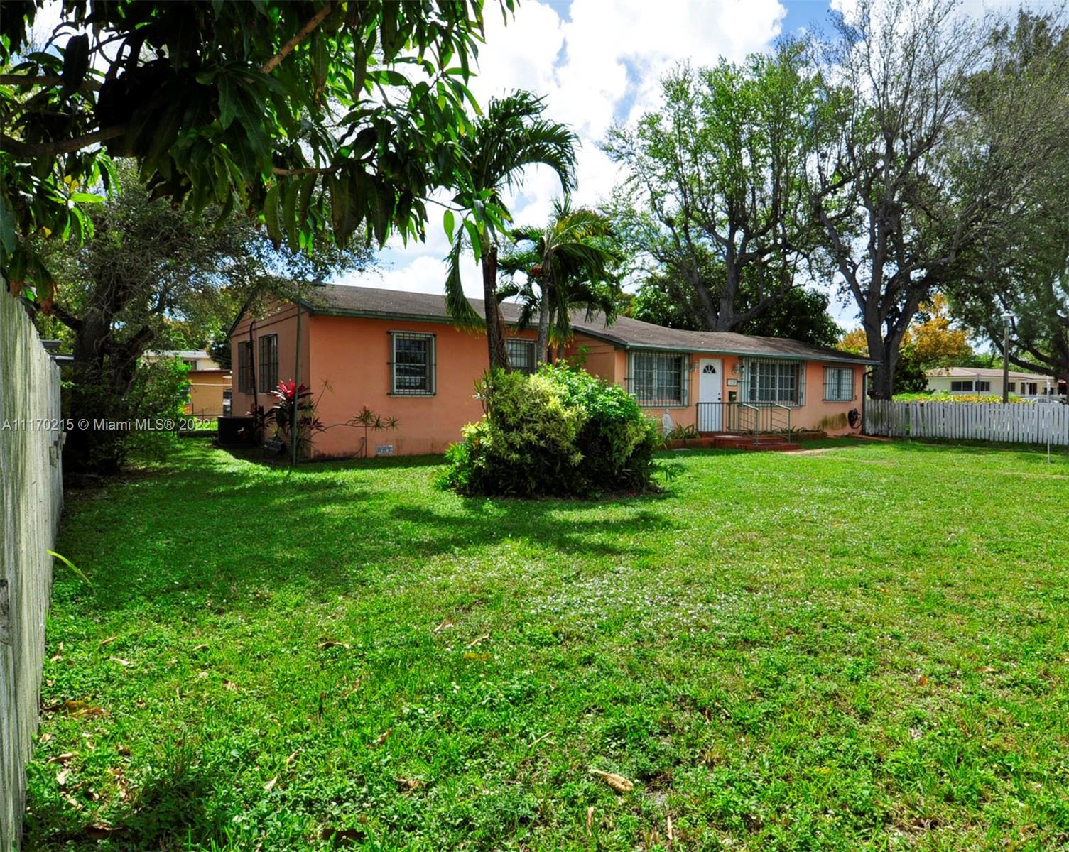 a view of a house with backyard and garden