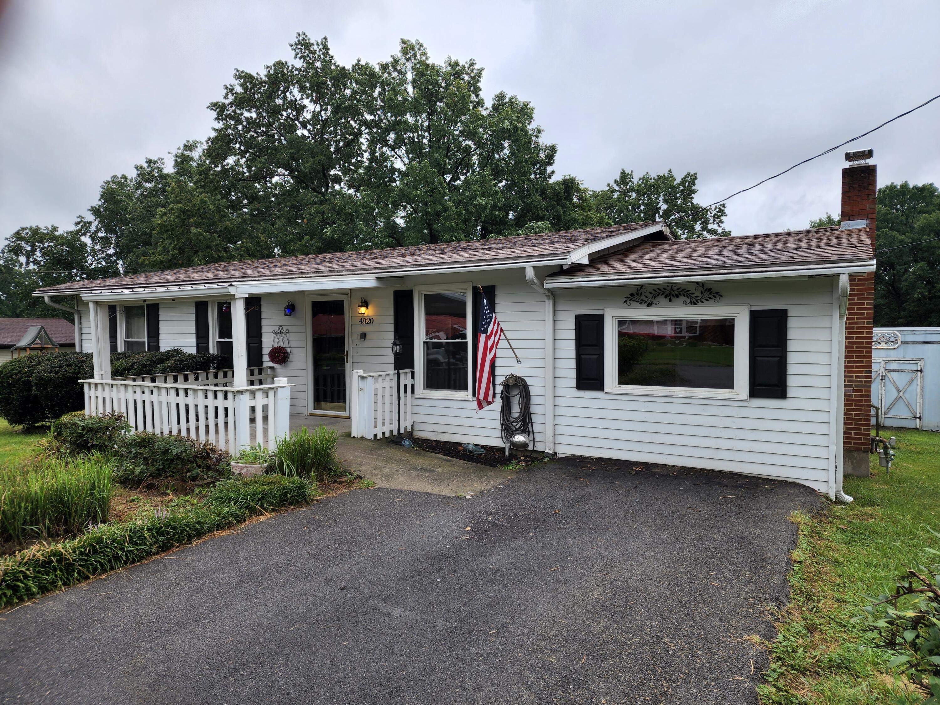 4820 Oak Road Northwest Roanoke, VA 24017 - Photo 1 of 18 Front