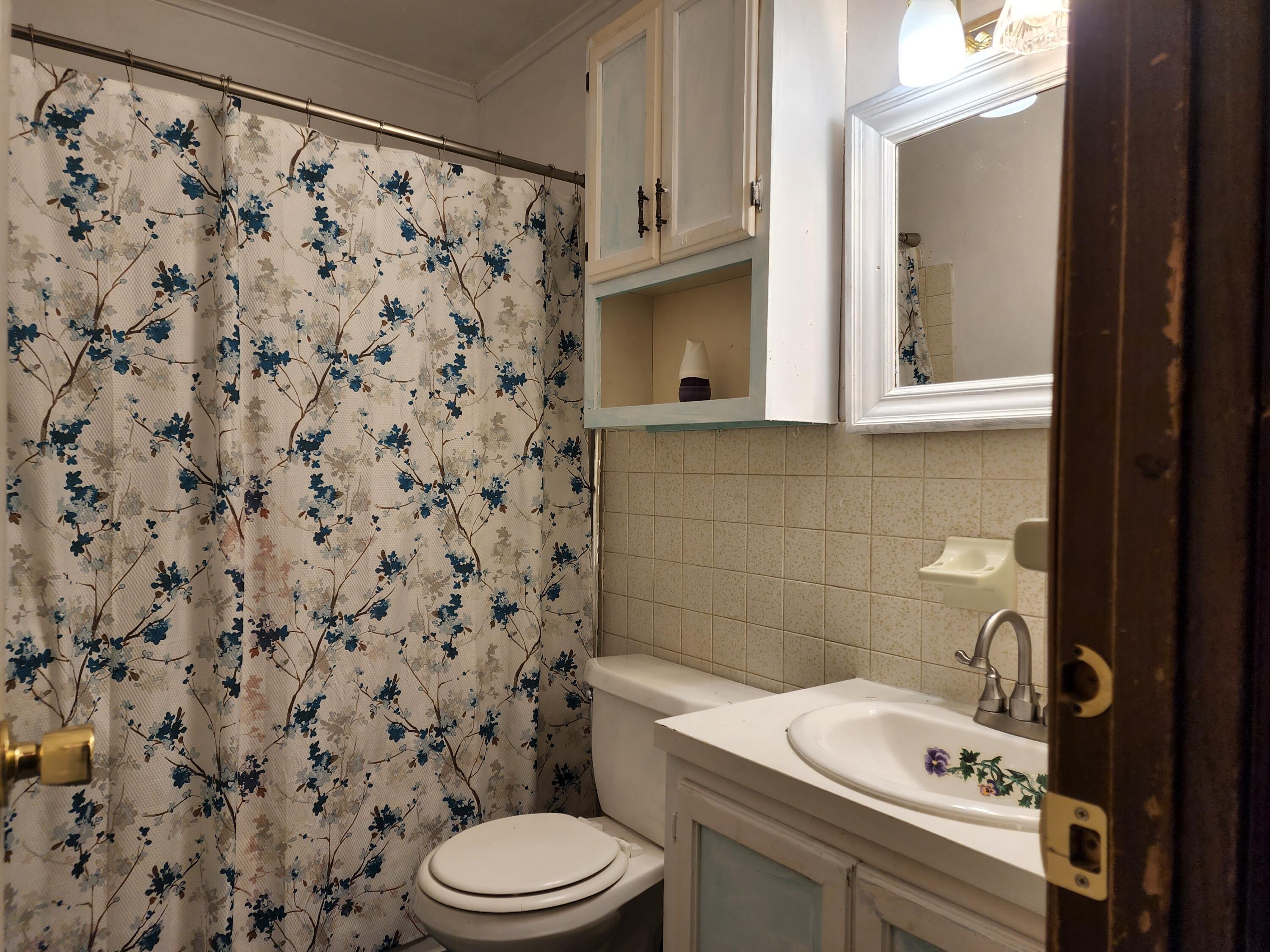 4820 Oak Road Northwest Roanoke, VA 24017 - Photo 5 of 18 Bathroom