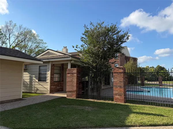 $98,000 | 2501 Gulf Freeway, Unit 4A, Dickinson, TX 77539