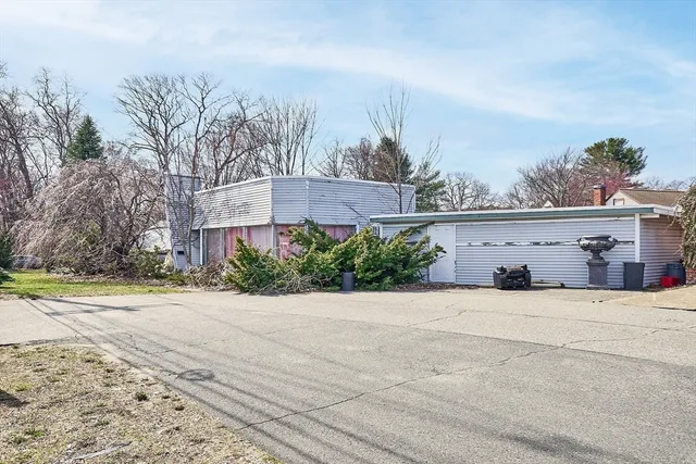 a front view of house with yard