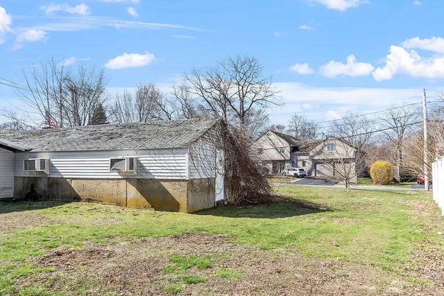 a view of a yard in front of the house