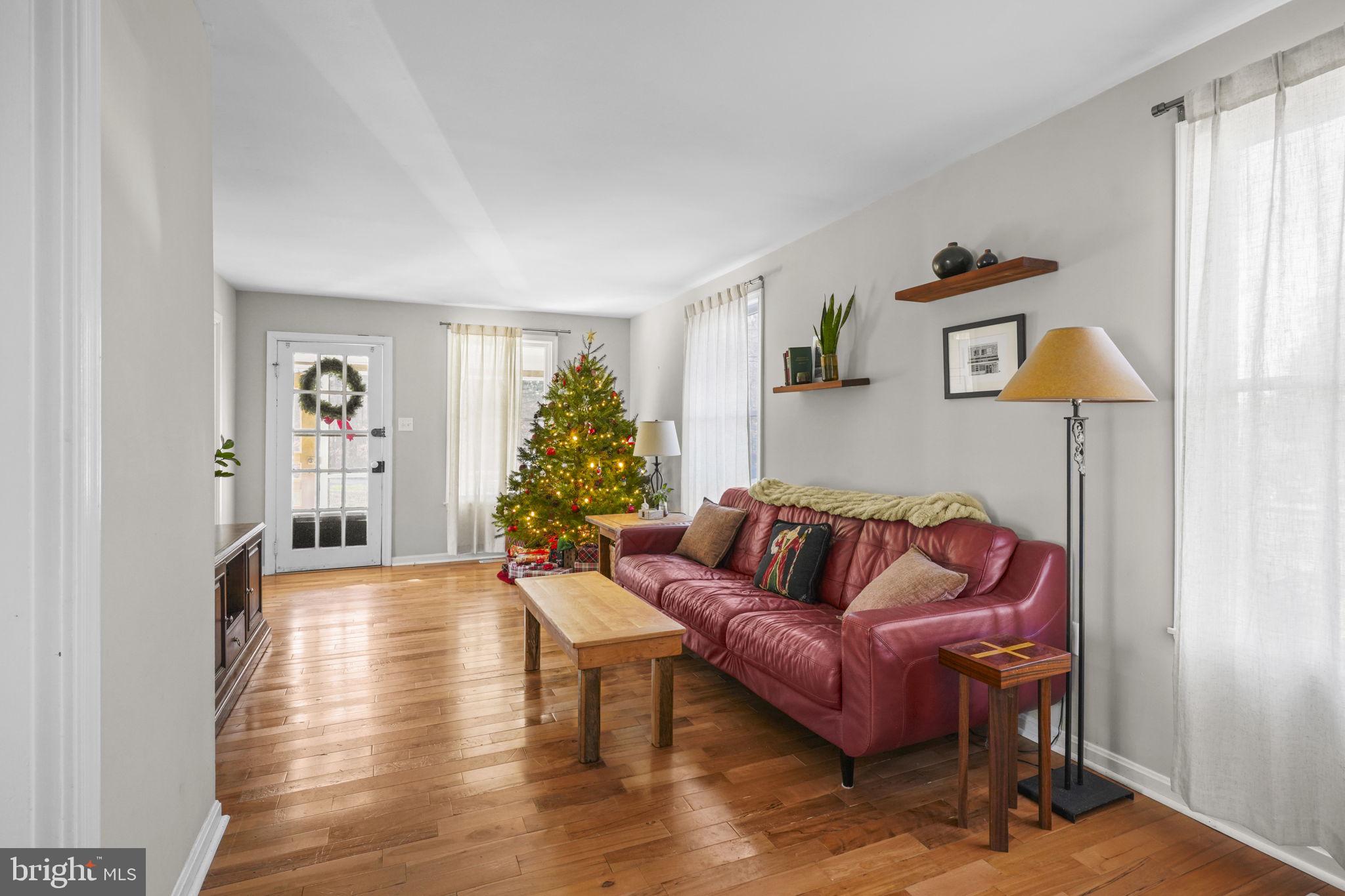 5369 Ed Prout Road Lothian, MD 20711 - Photo 22 of 34 Living room