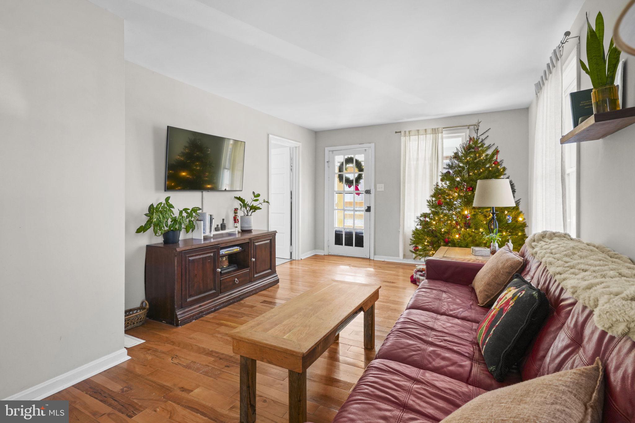 5369 Ed Prout Road Lothian, MD 20711 - Photo 23 of 34 Living room