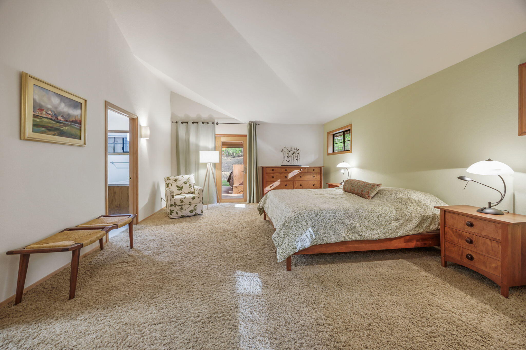 120 Lomas Road Jacksonville, OR 97530 - Photo 28 of 62 Spacious primary bedroom