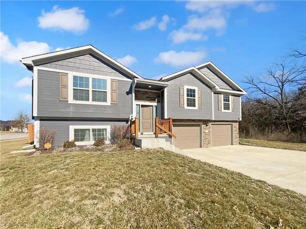 $375,000 | 216 Northeast Greystone Way, Grain Valley, MO 64029