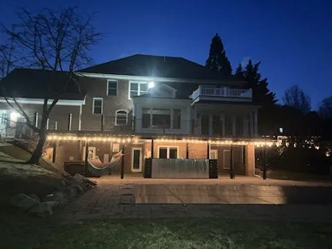 a view of a backyard