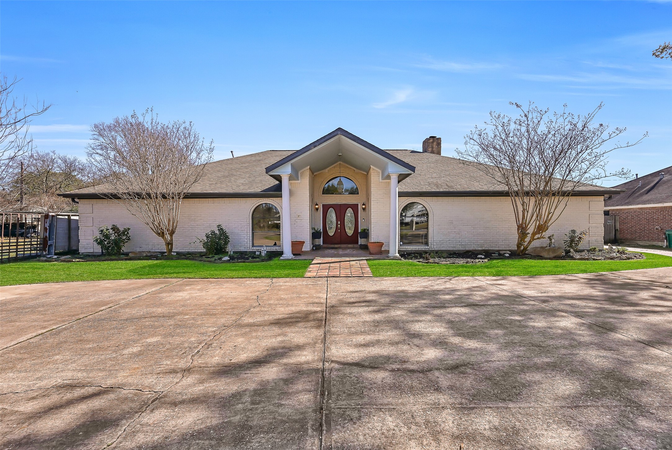 4721 Willow Street Pasadena, TX 77586 - Photo 2 of 31 a front view of house with yard and green space