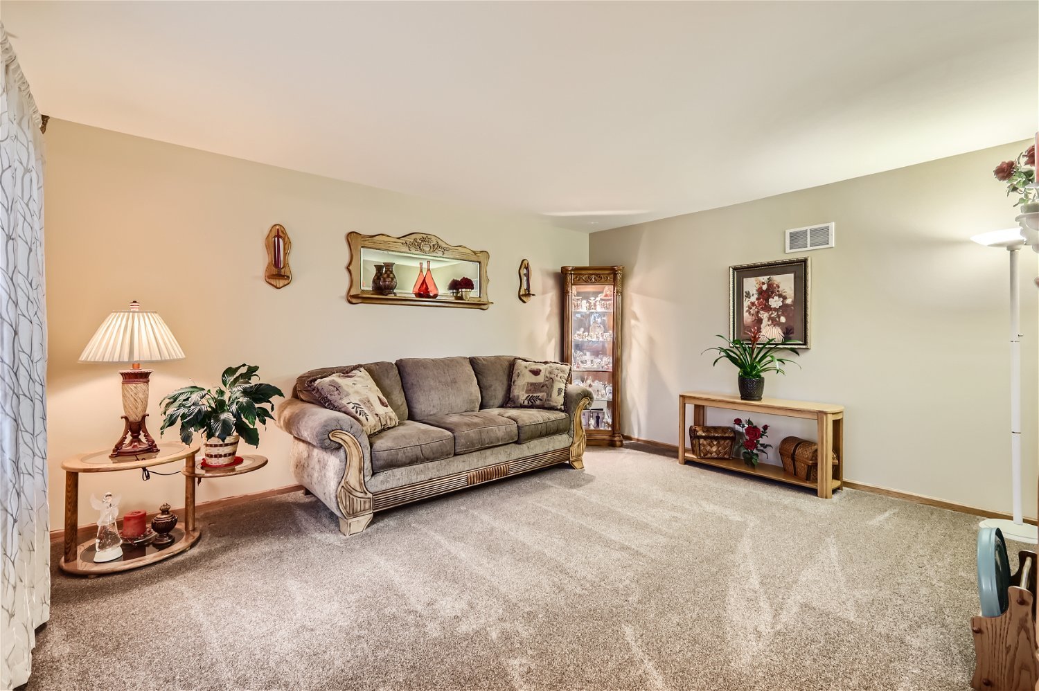 18255 Cork Road Tinley Park, IL 60477 - Photo 4 of 29 a living room with furniture