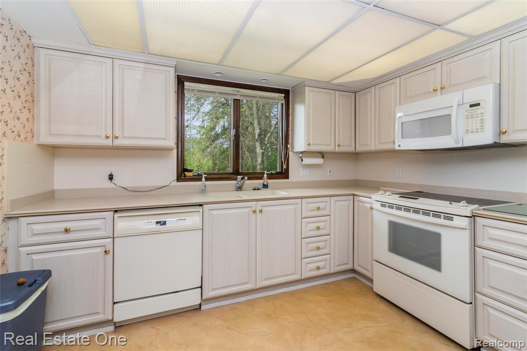 9050 Earhart Road South Lyon, MI 48178 - Photo 9 of 55