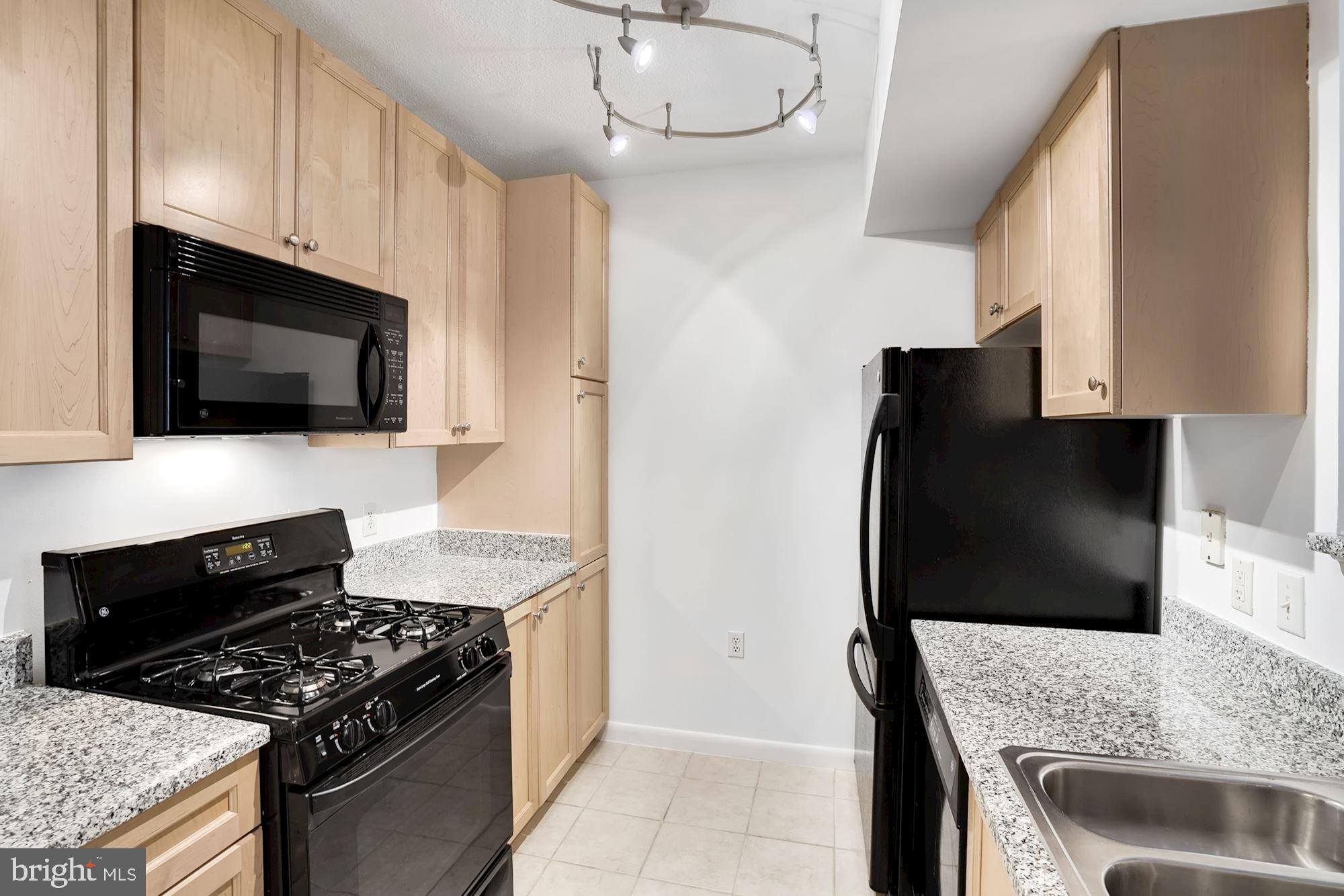 851 North Glebe Road, Unit 418 Arlington, VA 22203 - Photo 5 of 25 Kitchen with granite countertops & gas cooking