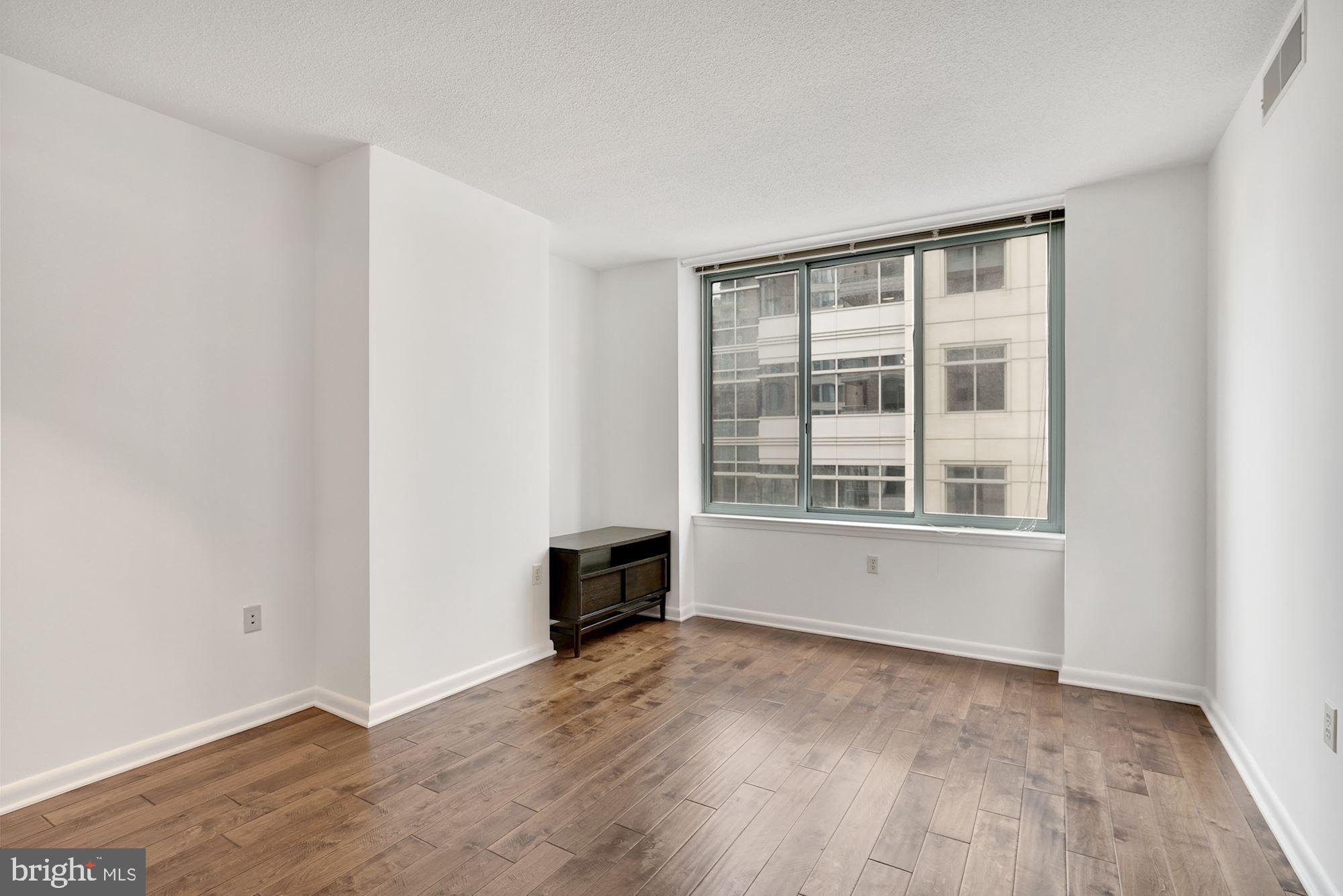 851 North Glebe Road, Unit 418 Arlington, VA 22203 - Photo 10 of 25 Living room