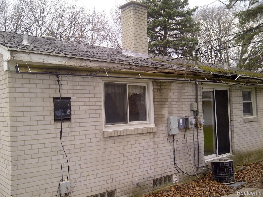 29284 Rambling Road Southfield, MI 48076 - Photo 3 of 6