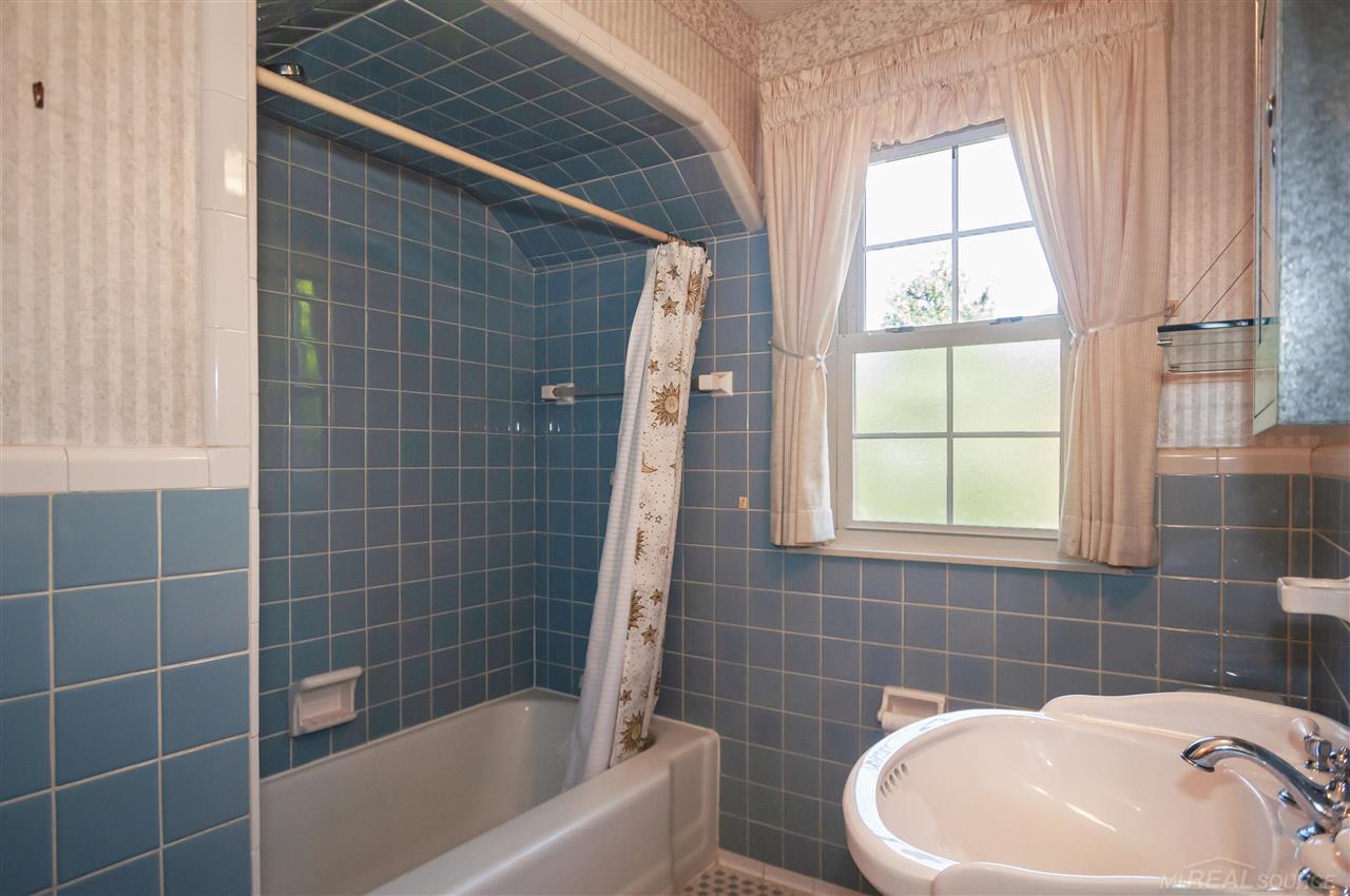 456 Roland Road Grosse Pointe, MI 48236 - Photo 18 of 37 50022917-17.JPG