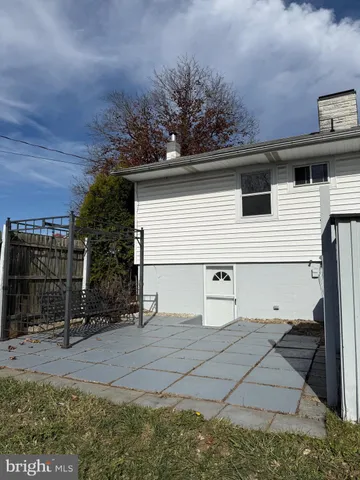 a view of a house with backyard and trees
