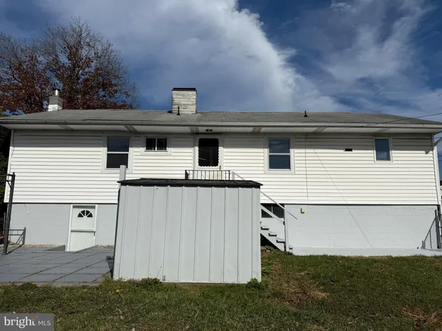 a view of a house with a backyard