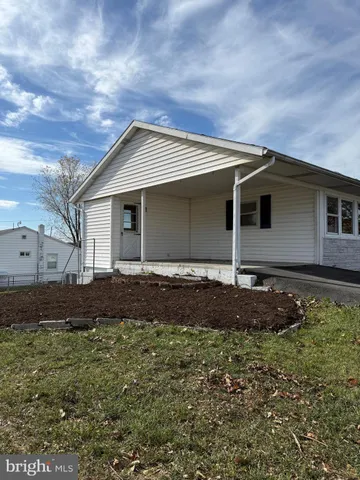 a front view of house with yard