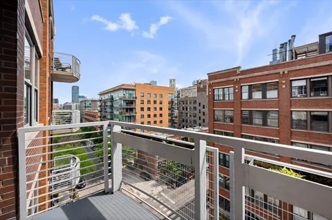 $349,900 | 933 West Van Buren Street, Unit 702, Chicago, IL 60607