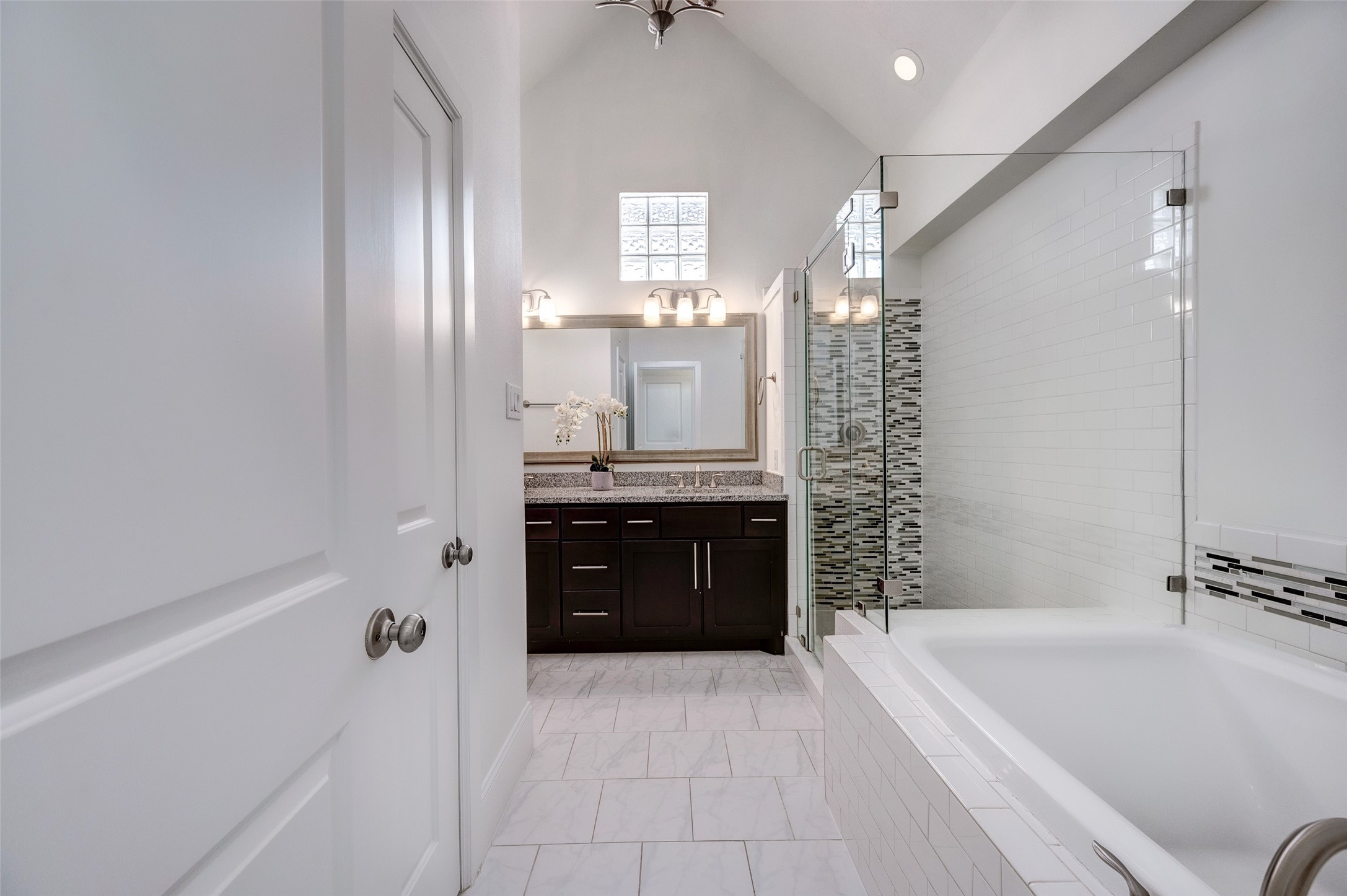 1413 Patterson Street Houston, TX 77007 - Photo 22 of 37 The ensuite master bathroom
