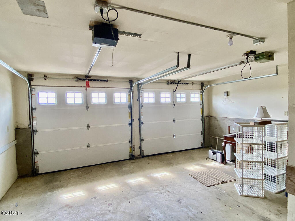 35 Southwest Hurbert Street Newport, OR 97365 - Photo 36 of 39 Garage