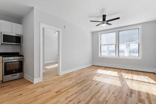 $1,570 | 1625 West Howard Street, Unit 214, Chicago, IL 60626