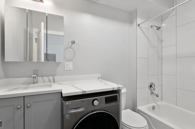 $1,570 | 1625 West Howard Street, Unit 214, Chicago, IL 60626