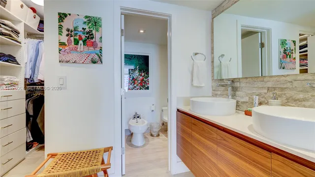 a en suite spacious bathroom with a tub shower and a sink