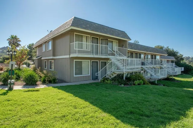 a view of an house with backyard and garden