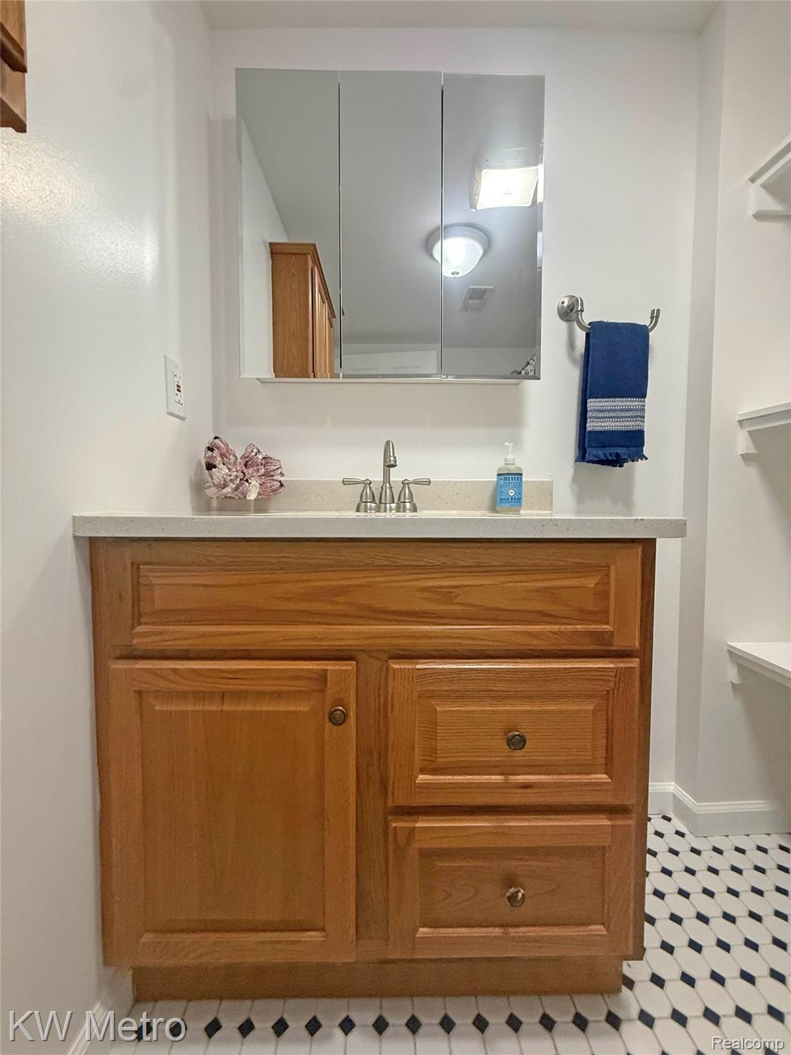 10800 Holland Road Taylor, MI 48180 - Photo 7 of 16 Quality Oak cabinets.