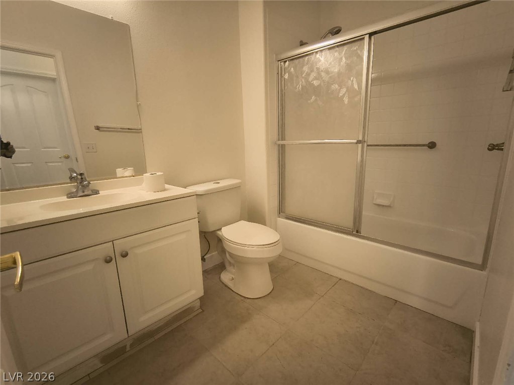 9725 Pima Point Avenue Las Vegas, NV 89147 - Photo 30 of 35 A well-appointed bathroom with a spacious vanity, toilet, and a combined tub and shower.