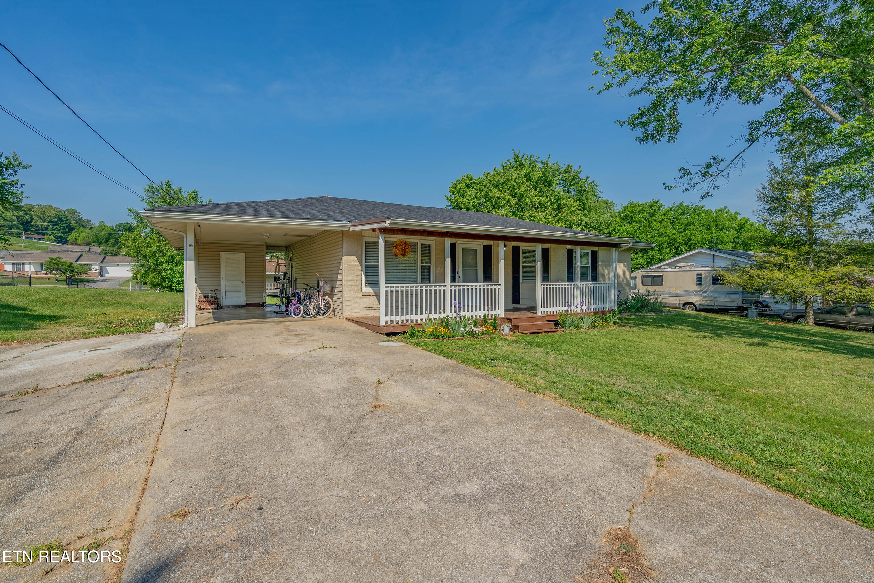 415 Coffee Lane Loudon, TN 37774 - Photo 3 of 28 A7305706-HDR