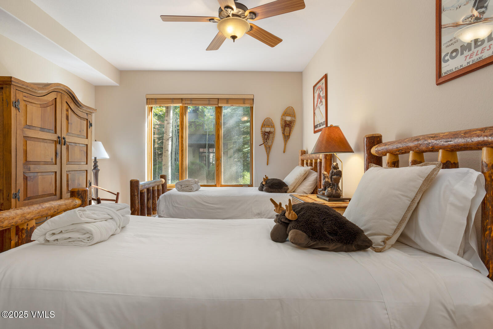 74 Cresta Road, Unit 106 Edwards, CO 81632 - Photo 15 of 22 a bed room with a bed and a large window