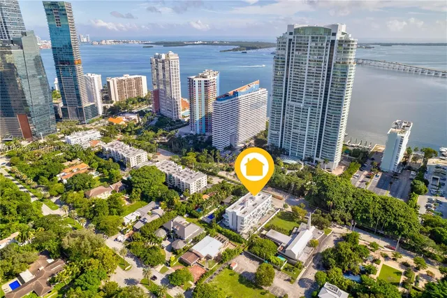 a view of a back yard