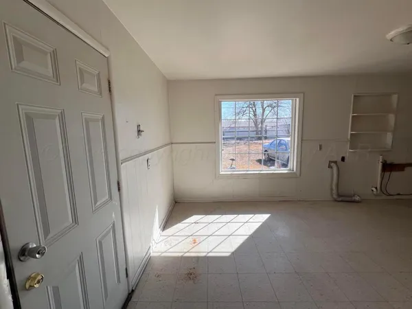 a view of entryway with window