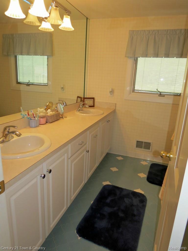 300 Lake Forest Road Rochester, MI 48309 - Photo 32 of 44 u_bath.jpg