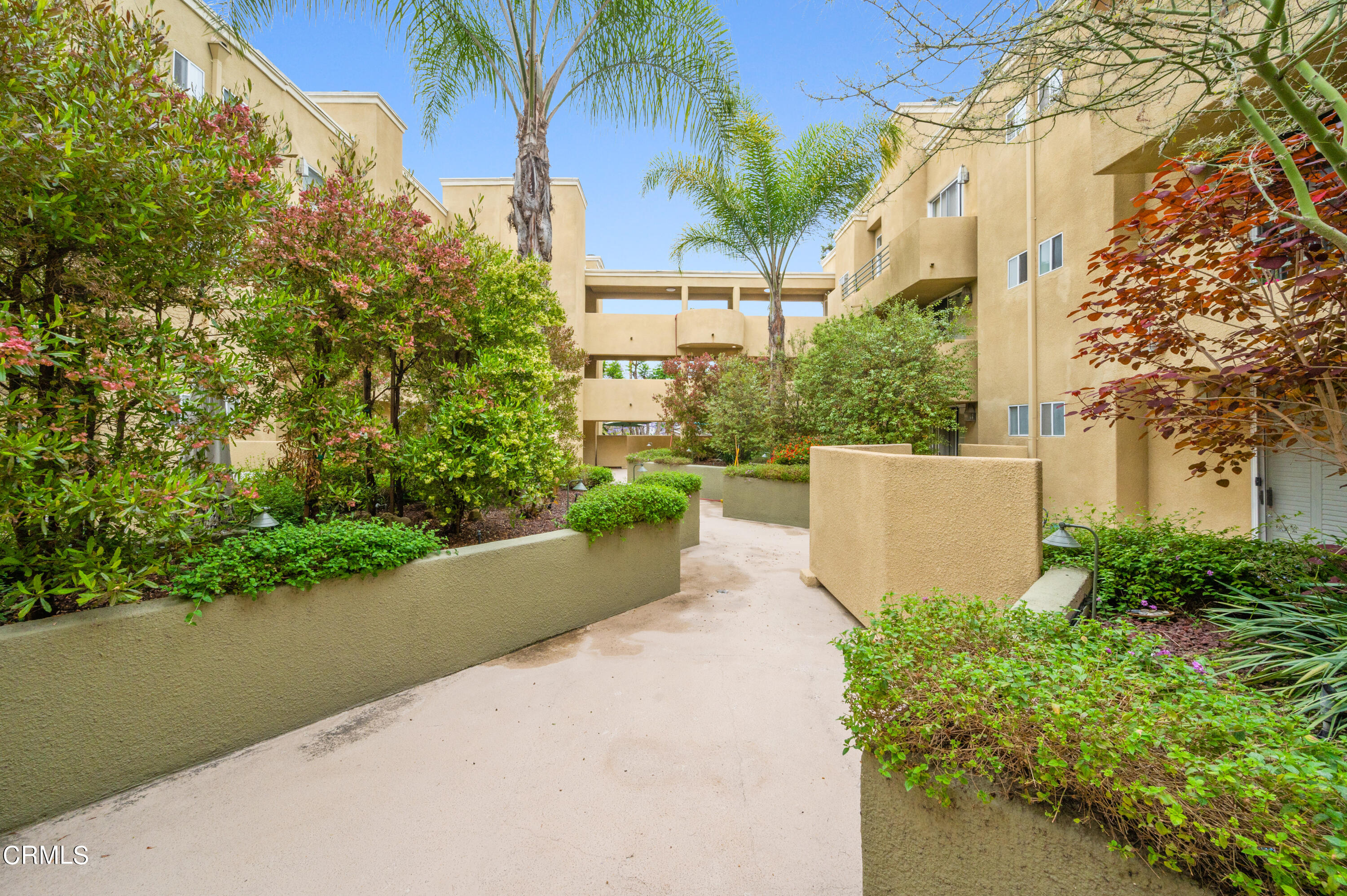 6140 Monterey Road, Unit 220 Los Angeles, CA 90042 - Photo 3 of 43 a view of a back yard of the house