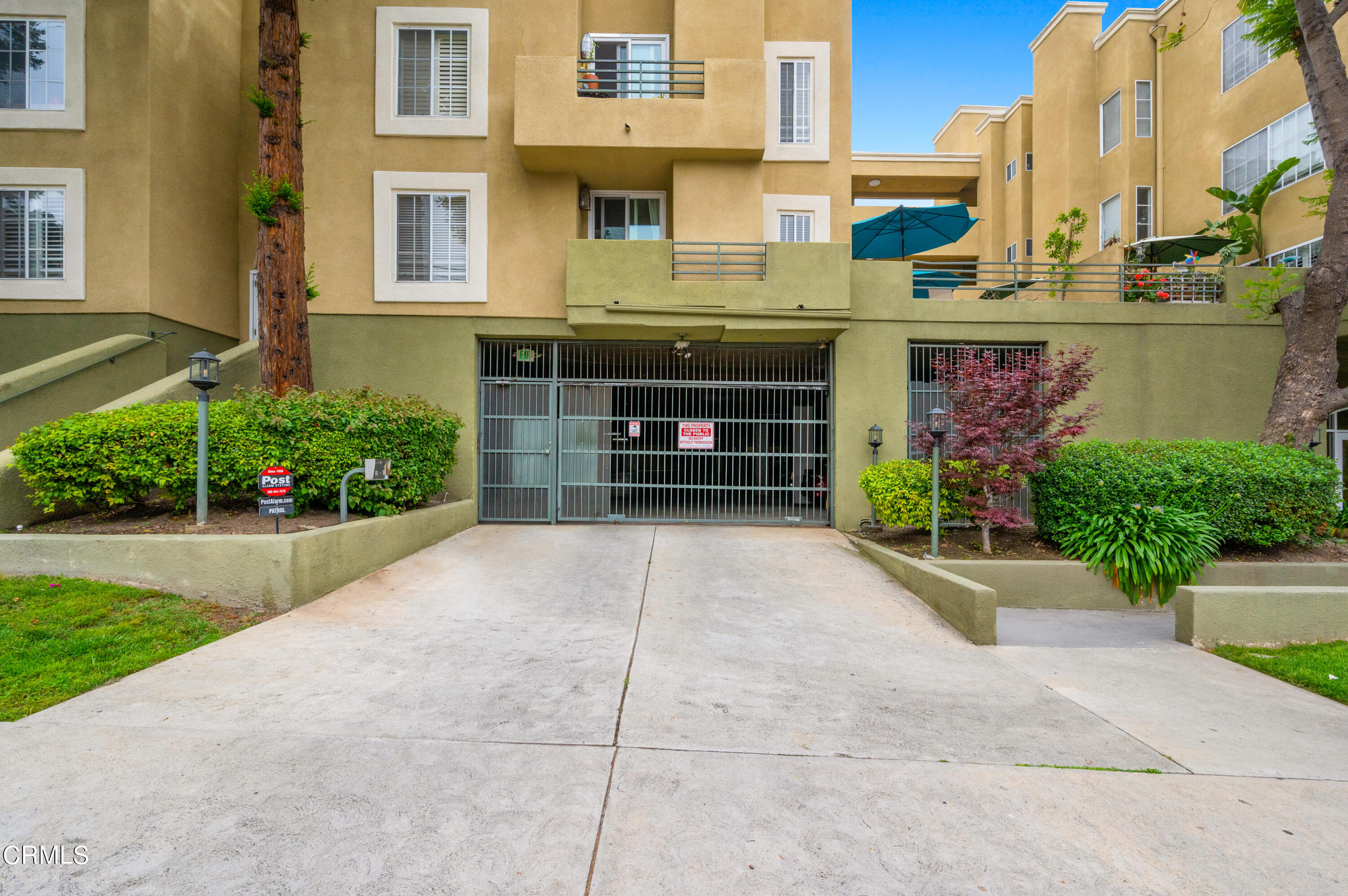 6140 Monterey Road, Unit 220 Los Angeles, CA 90042 - Photo 36 of 43 a front view of a house with a garden