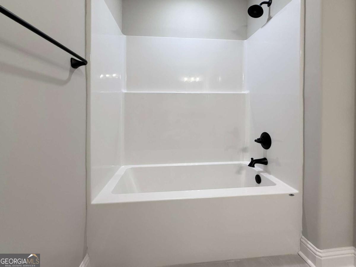 411 Madison Avenue St. Marys, GA 31558 - Photo 14 of 41 a bathroom with a bathtub