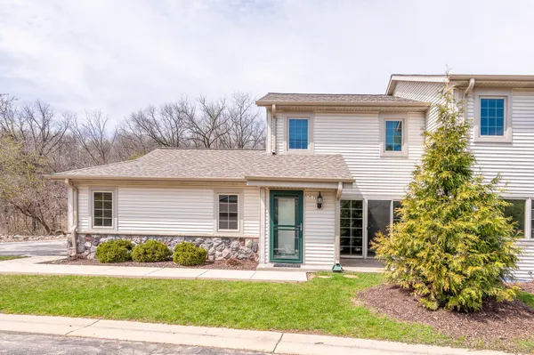 $379,900 | 2255B Circle Ridge, Unit E, Delafield, WI 53018