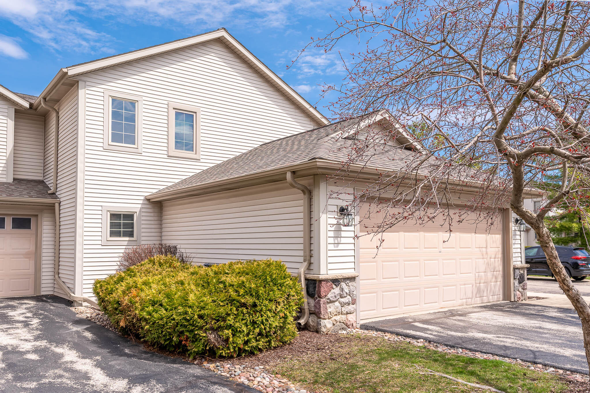 2255 Circle Ridge Road, Unit E Delafield, WI 53018 - Photo 2 of 12 Circle Ridge - 018