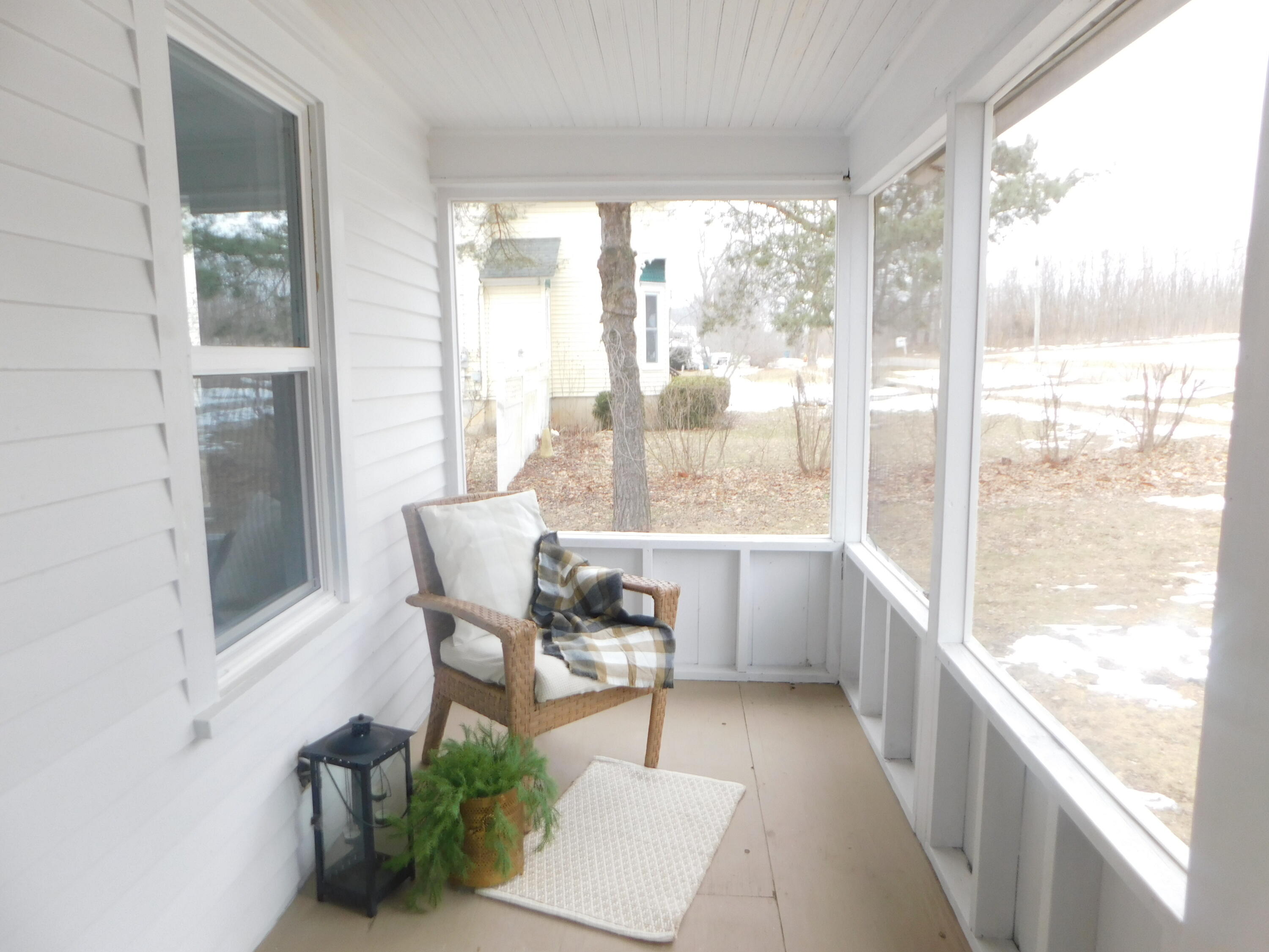 401 School Street Decatur, MI 49045 - Photo 18 of 21 SCREENED IN PORCH