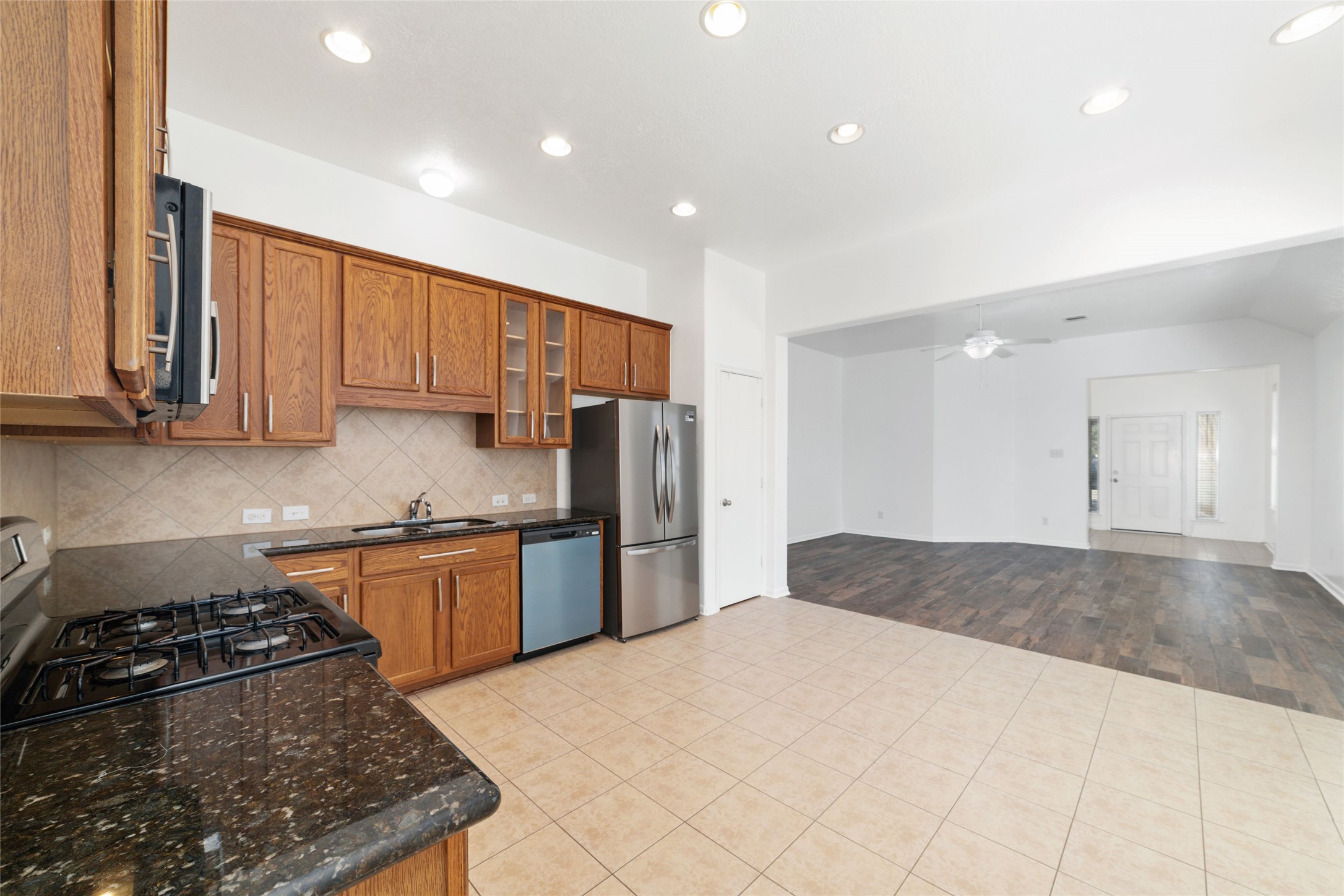 9338 Logans Run Lane Houston, TX 77075 - Photo 9 of 22