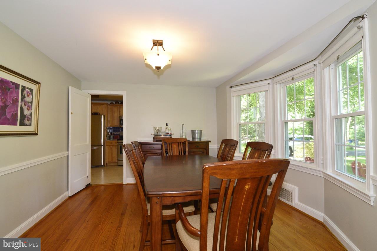 Dining room with bay window (replaced in 2006).