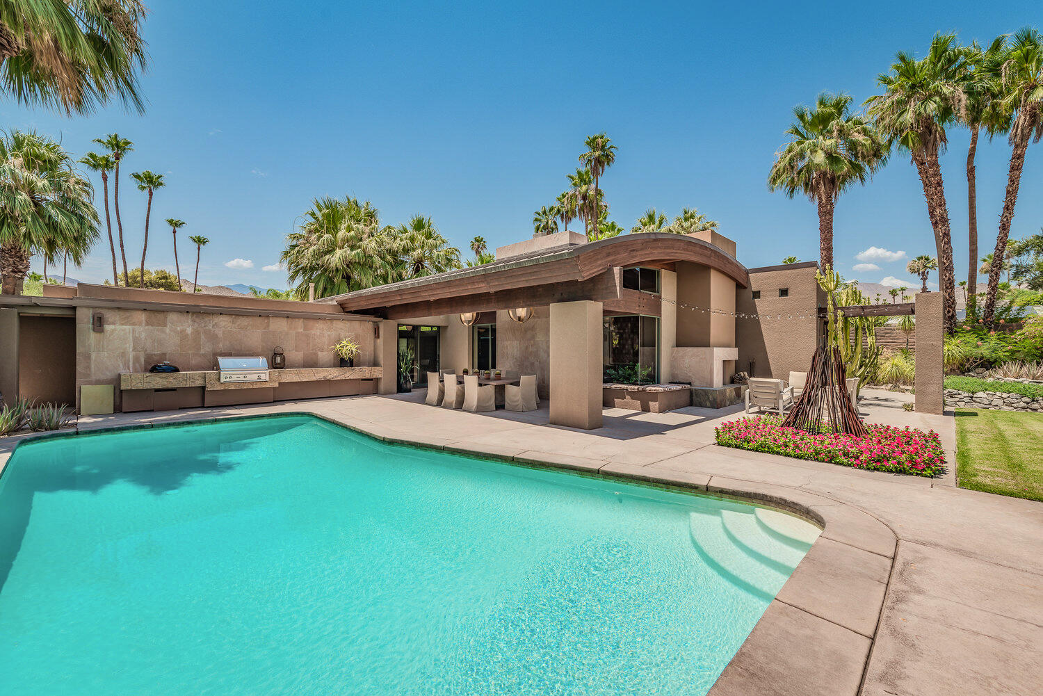 73580 Broken Arrow Trail Palm Desert, CA 92260 - Photo 7 of 40 a front view of a house with garden