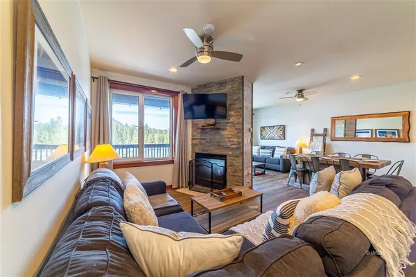 $1,195,000 | 4000 Meridian Boulevard, Unit 415, Mammoth Lakes, CA 93546