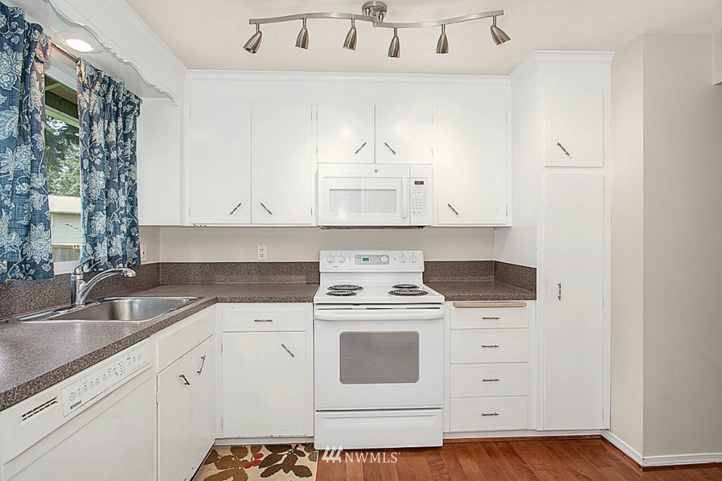 11823 Northeast 156th Street Bothell, WA 98011 - Photo 8 of 23 Gallery Image 8