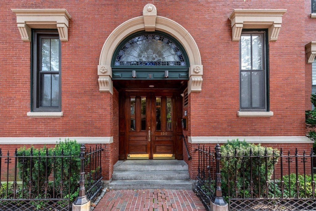 130 Appleton Street, Unit 4D Boston, MA 02116 - Photo 4 of 34 a front view of a house with a porch